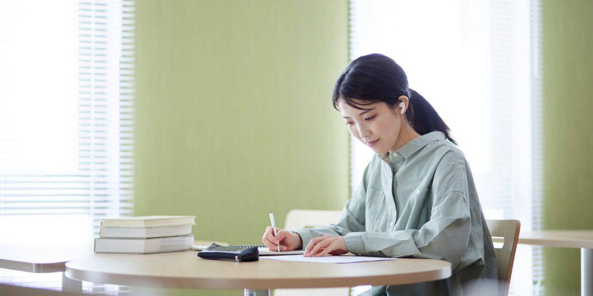 歯科医師国家試験の勉強に集中する受験生