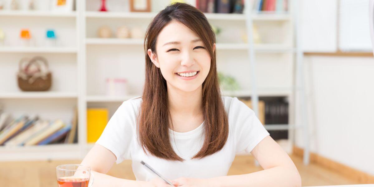 歯学部の勉強法を学ぶ学生のイメージ