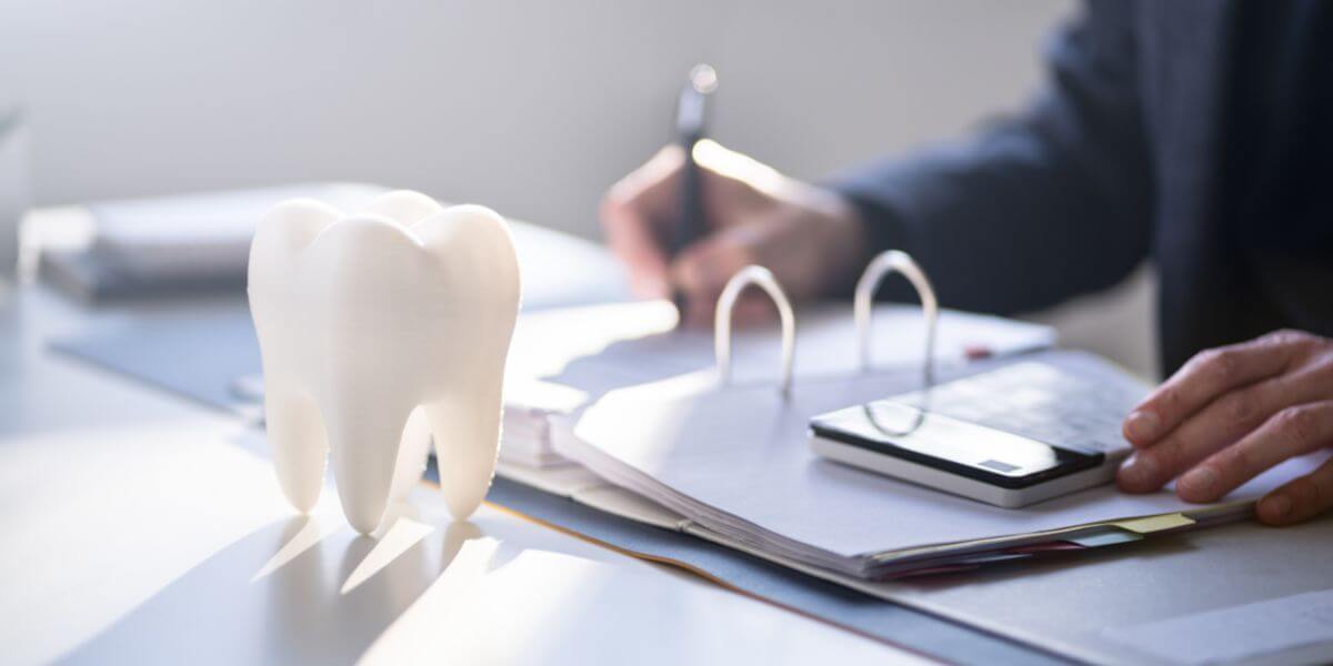 歯科医師になるために大学で勉強する学生のイメージ